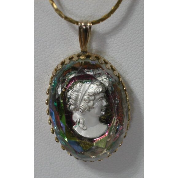 Vintage Gold-Tone Cameo Pendant Necklace With Iridescent Oval Design - Picture 3 of 6